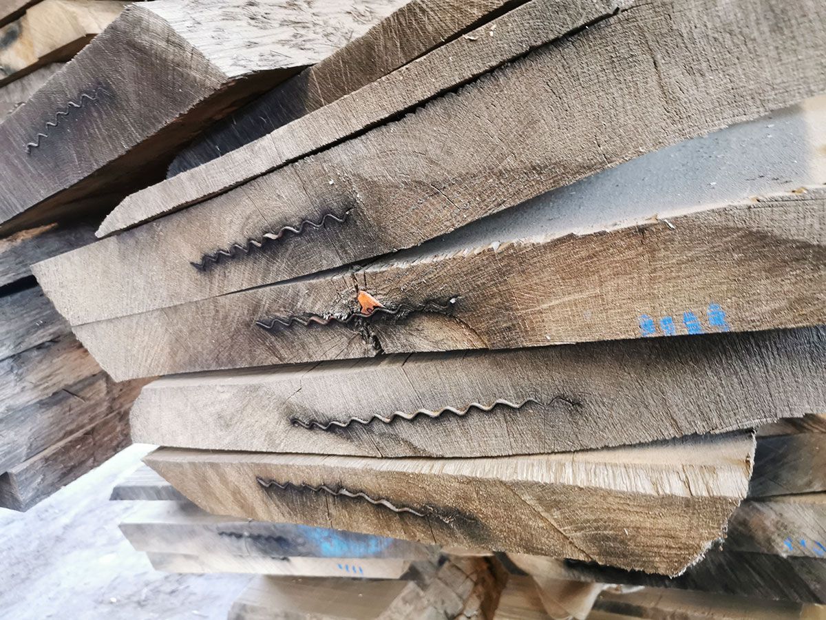 Holzbohlen im Sägewerk